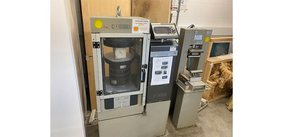 Concrete compression machine