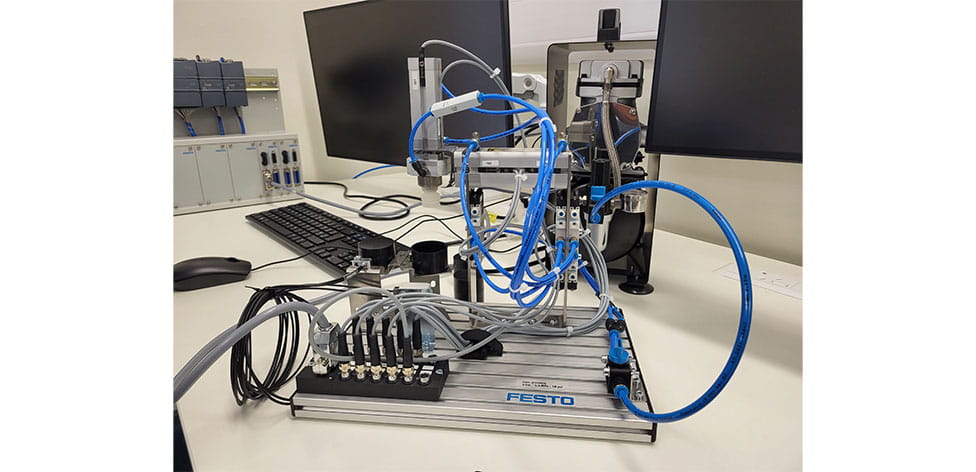 Meclab station with vacuum suction