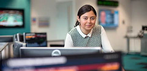 Student in financial markets lab